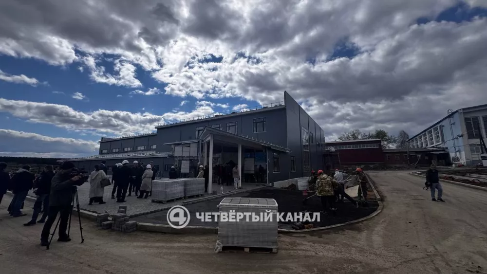 Денис Паслер осмотрел стройку боксерского центра в Краснотурьинске