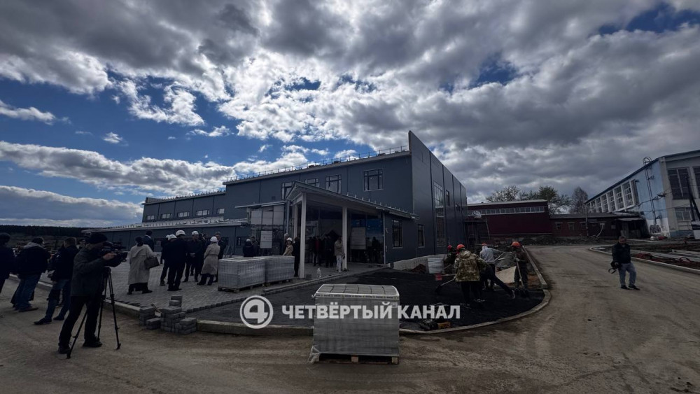 Денис Паслер осмотрел стройку боксерского центра в Краснотурьинске