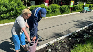 В «Эльмашевском» парке высадили 4000 цветов В «Эльмашевском» парке высадили 4000 цветов