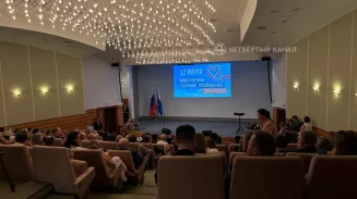 Денис Паслер отметил наградами заслуги уральцев Денис Паслер отметил наградами заслуги уральцев