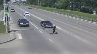 Легковушка на полном ходу снесла электросамокатчика
