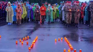 Более 300 жителей Екатеринбурга поучаствовали в акции «Свеча памяти» Более 300 жителей Екатеринбурга поучаствовали в акции «Свеча памяти»