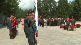 На Урале в День памяти и скорби сотни уральцев возложили цветы на Широкореченском мемориале На Урале в День памяти и скорби сотни уральцев возложили цветы на Широкореченском мемориале