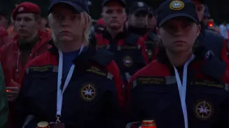 Более 300 жителей уральской столицы приняли участие в акции «Свеча памяти» Более 300 жителей уральской столицы приняли участие в акции «Свеча памяти»
