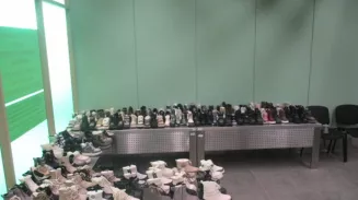 Китайский гражданин привёз в Екатеринбург 190 правых ботинок для продажи Китайский гражданин привёз в Екатеринбург 190 правых ботинок для продажи