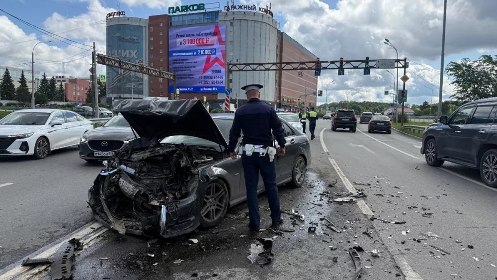 В Екатеринбурге водитель Mercedes устроил массовое ДТП и скрылся с места аварии