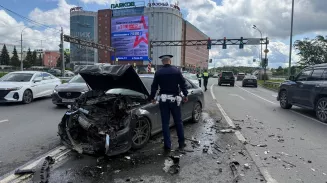 В Екатеринбурге водитель Mercedes устроил массовое ДТП и скрылся с места аварии