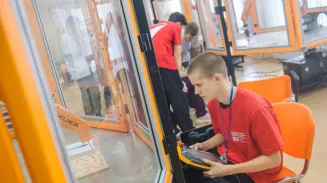 Уральские школьники осваивают 15 профессий будущего в бесплатном летнем лагере