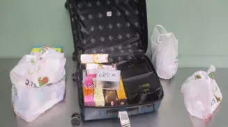 Кольцовские таможенники задержали пассажира с 15 кг парфюмерии из ОАЭ Кольцовские таможенники задержали пассажира с 15 кг парфюмерии из ОАЭ