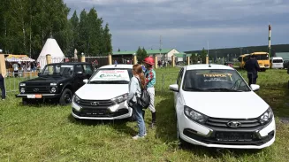 На Сабантуе в Кадниково среди гостей и участников разыграли три автомобиля На Сабантуе в Кадниково среди гостей и участников разыграли три автомобиля