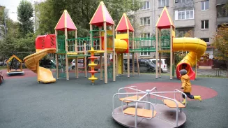 6-летней девочка сломала ключицу, играя на детской площадке в парке 6-летней девочка сломала ключицу, играя на детской площадке в парке