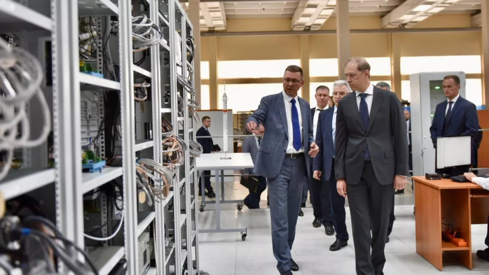 Денис Мантуров проверил готовность системы управления ракеты «Союз-5»