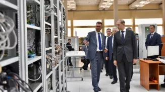 Денис Мантуров проверил готовность системы управления ракеты «Союз-5» Денис Мантуров проверил готовность системы управления ракеты «Союз-5»