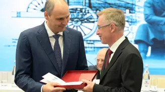 Денис Паслер вручил премии имени Черепановых 32 инженерам на ИННОПРОМ-2025