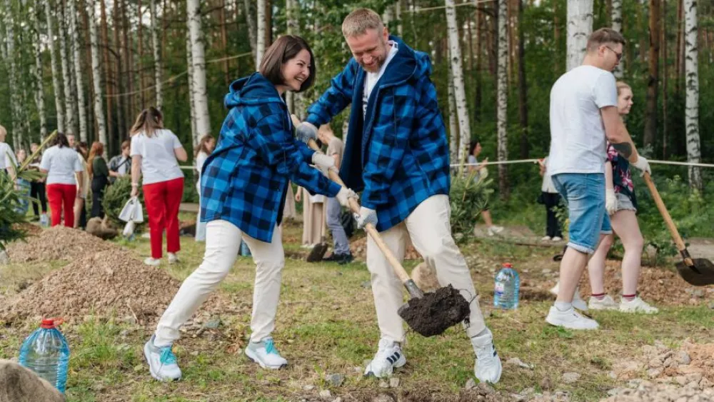 Участники «Городской свадьбы» высадили аллею молодых елей в Парке Победы