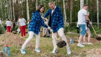 Участники «Городской свадьбы» высадили аллею молодых елей в Парке Победы Участники «Городской свадьбы» высадили аллею молодых елей в Парке Победы