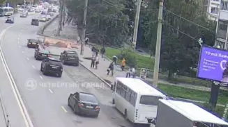 Самокатчик с другом за спиной сбил 6-летнюю девочку в Екатеринбурге Самокатчик с другом за спиной сбил 6-летнюю девочку в Екатеринбурге
