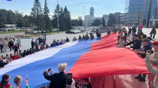 Самый большой флаг РФ развернули в Екатеринбурге Самый большой флаг РФ развернули в Екатеринбурге