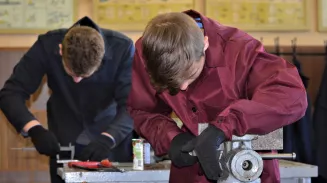 Выпускникам без аттестата на Урале помогут освоить рабочую профессию Выпускникам без аттестата на Урале помогут освоить рабочую профессию