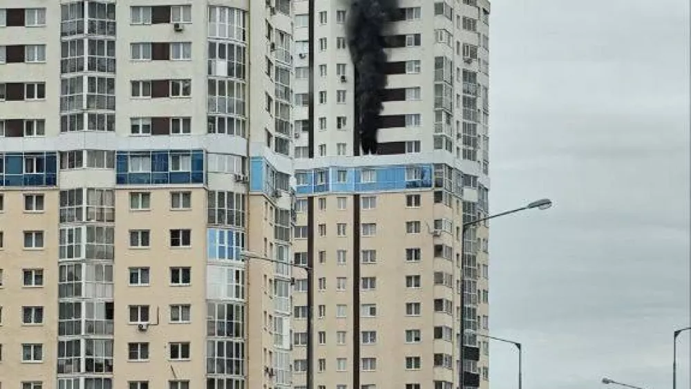 Квартира на 16-м этаже дома на улице Чкалова в Екатеринбурге загорелась утром. На место прибыли пожарные, полиция и медики.