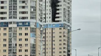 Квартира на 16-м этаже дома на улице Чкалова в Екатеринбурге загорелась утром. На место прибыли пожарные, полиция и медики. Квартира на 16-м этаже дома на улице Чкалова в Екатеринбурге загорелась утром. На место прибыли пожарные, полиция и медики.