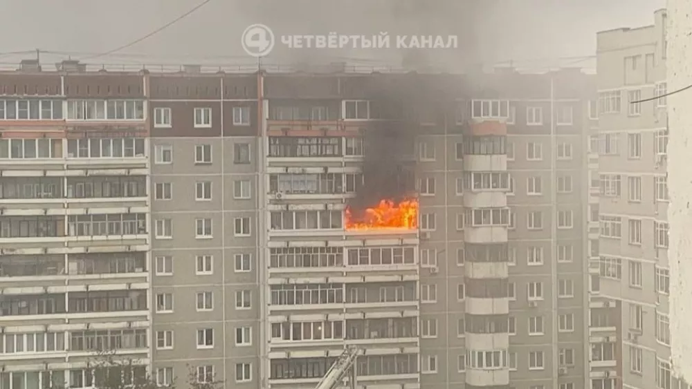 Загоревшийся мусор в доме на Родонитовой едва не повредил несколько квартир