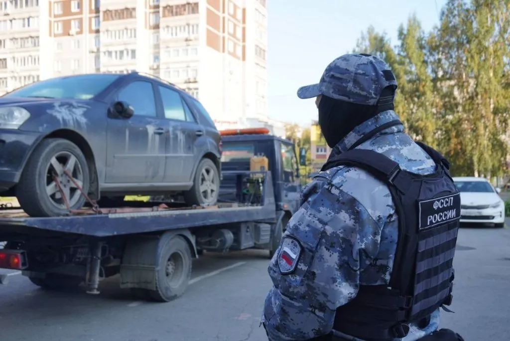 Мercedes екатеринбуржца арестовали приставы за неуплату 195 штрафов
