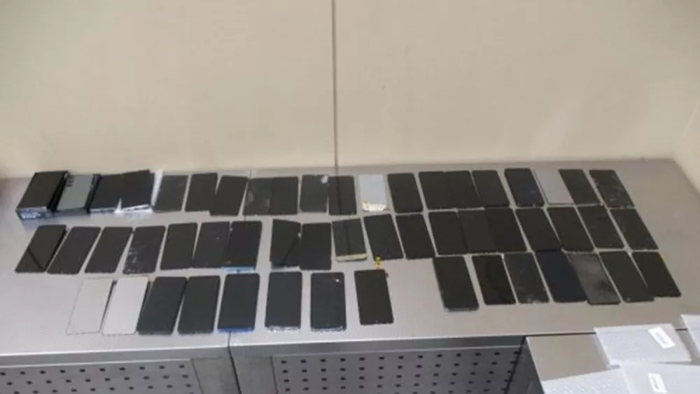 8 коробок смартфонов задержали таможенники в Екатеринбурге