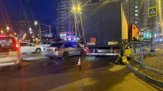 В Екатеринбурге грузовик насмерть сбил женщину на тротуаре В Екатеринбурге грузовик насмерть сбил женщину на тротуаре