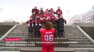 Хор мальчиков спел песню про папу у памятника Отцам-основателям