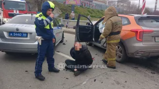 Сидит в наручниках и с разбитой головой: водитель каршеринга устроил массовое ДТП в центре Екатеринбурга Сидит в наручниках и с разбитой головой: водитель каршеринга устроил массовое ДТП в центре Екатеринбурга