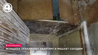 В Екатеринбурге женщина захламляет квартиру и мешает соседям В Екатеринбурге женщина захламляет квартиру и мешает соседям