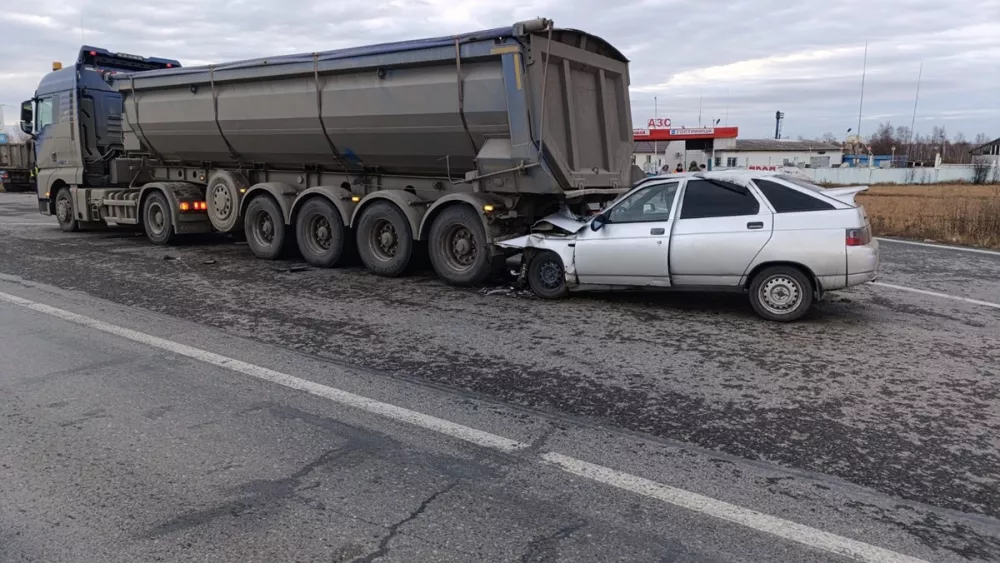 Два человека погибли в лобовом столкновении с фурой на трассе Екатеринбург-Тюмень