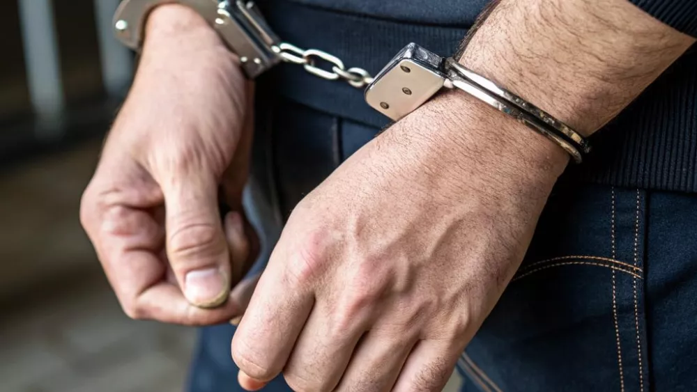 В Екатеринбурге на улице Малышева задержали слесаря с мефедроном В Екатеринбурге на улице Малышева задержали слесаря с мефедроном