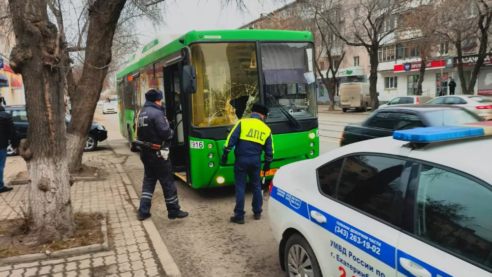В Екатеринбурге автобус сбил пешехода: пострадали два человека