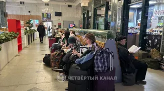 Больше 14 часов на вокзале: около 130 пассажиров застряли в Екатеринбурге