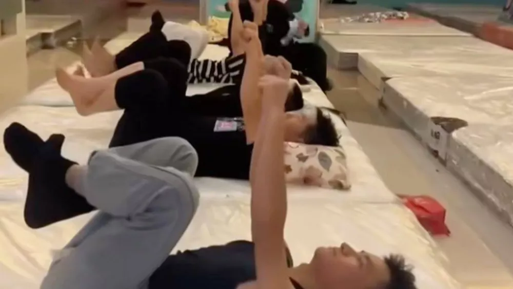 Китаец выиграл 33 тысячи рублей за лежание на матрасе более 33 часов Китаец выиграл 33 тысячи рублей за лежание на матрасе более 33 часов