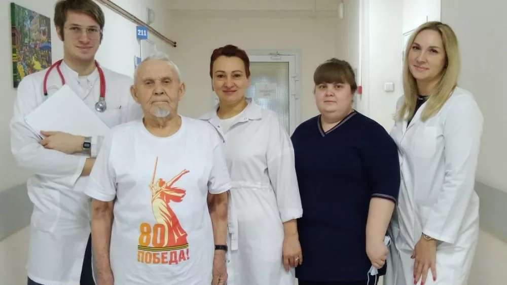 Врачи Екатеринбурге укрепили здоровье фронтовика перед его 100-летним юбилеем Врачи Екатеринбурге укрепили здоровье фронтовика перед его 100-летним юбилеем