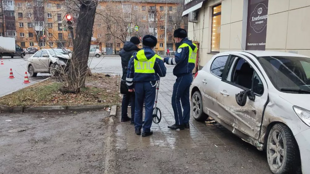 Женщина чуть не погибла на тротуаре после того, как на нее выбросило автомобиль