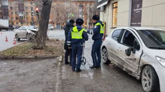 Женщина чуть не погибла на тротуаре после того, как на нее выбросило автомобиль