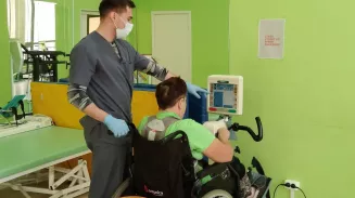 Врачи Екатеринбурга поставили на ноги пациентку с редким заболеванием спинного мозга