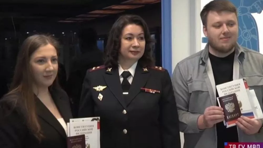 Свадебный подарок от полиции: свердловские стражи порядка вручили казахстанской паре российские паспорта