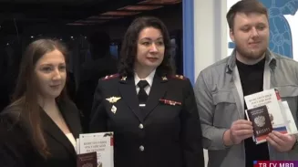 Свадебный подарок от полиции: свердловские стражи порядка вручили казахстанской паре российские паспорта Свадебный подарок от полиции: свердловские стражи порядка вручили казахстанской паре российские паспорта