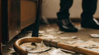 «Устроила скандал в банке и отбивалась тростью»: мошенники довели пенсионерку до истерики «Устроила скандал в банке и отбивалась тростью»: мошенники довели пенсионерку до истерики