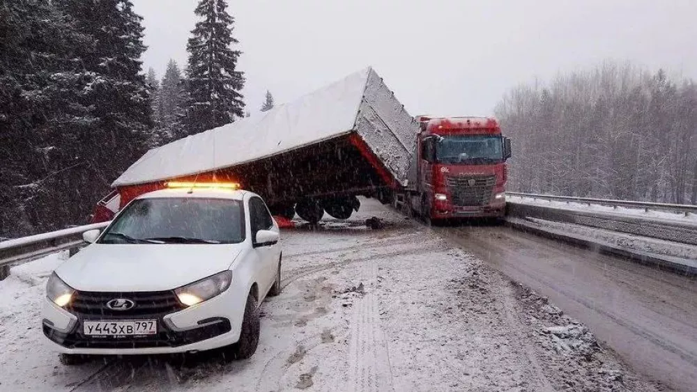 Движение на трассе Р-242 в сторону Перми перекрыто из-за ДТП с большегрузом на 231 км Движение на трассе Р-242 в сторону Перми перекрыто из-за ДТП с большегрузом на 231 км