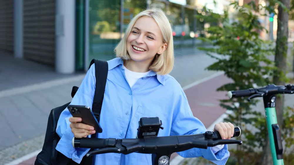 Запретить езду курьеров по оживлённым тротуарам предложили в Госдуме Запретить езду курьеров по оживлённым тротуарам предложили в Госдуме