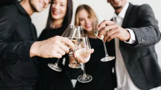 Депутаты предложили заменить новогодние корпоративы на 13-ю зарплату