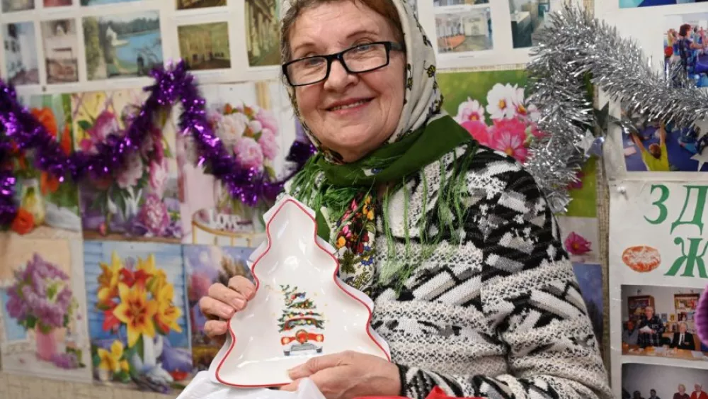 Подарки от «Почты добра» получили 1300 одиноких пенсионеров Екатеринбурга и области Подарки от «Почты добра» получили 1300 одиноких пенсионеров Екатеринбурга и области