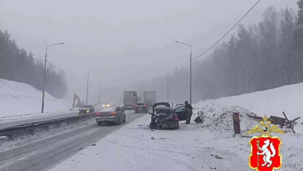 Авария с участием легковушки и грузовика ограничила движение на трассе Пермь–Екатеринбург