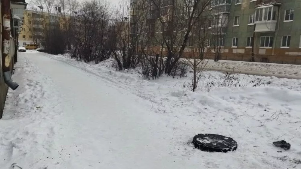 Школьница провалилась в открытый люк по дороге на уроки в Нижнем Тагиле